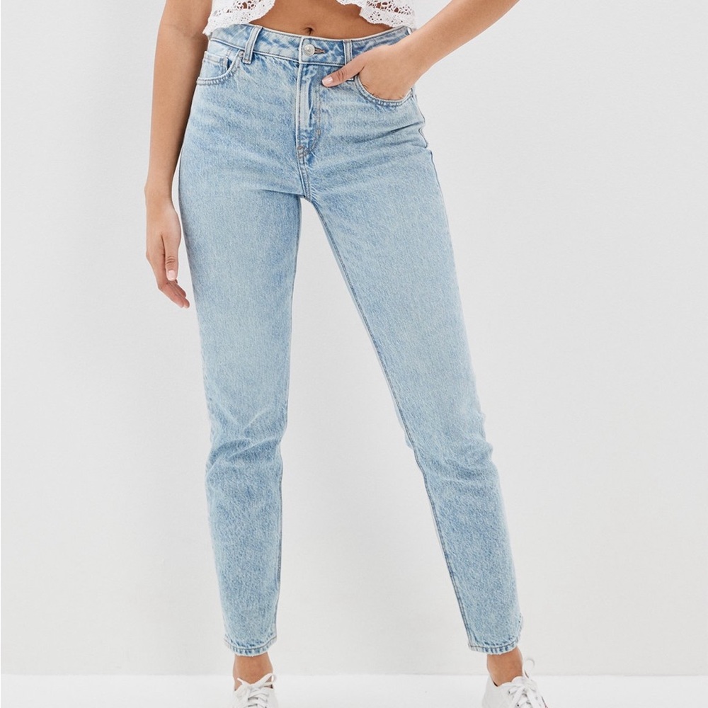 LIKE NEW American Eagle Mom Jeans Size 4